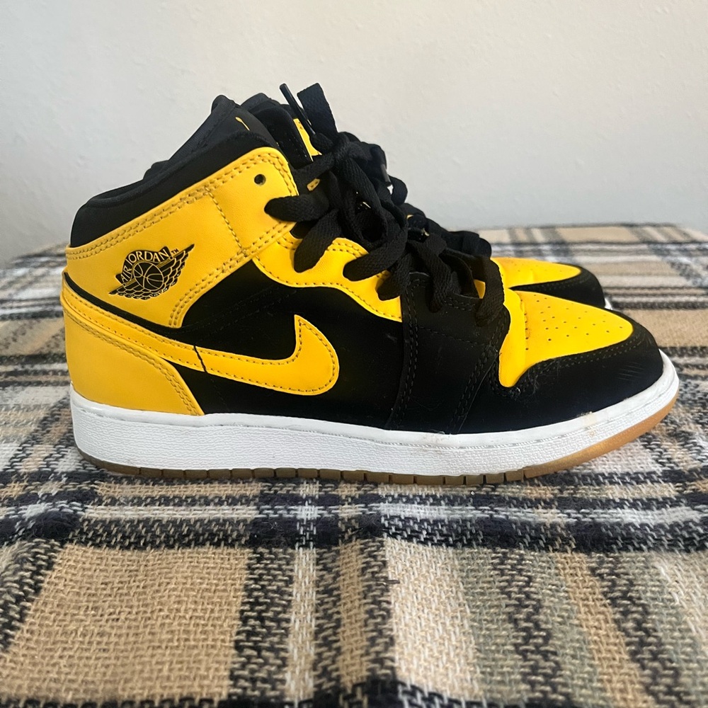 Air Jordan 1 Mid Black Yellow New Love 2017 Boys 5Y Women 6.5 Used